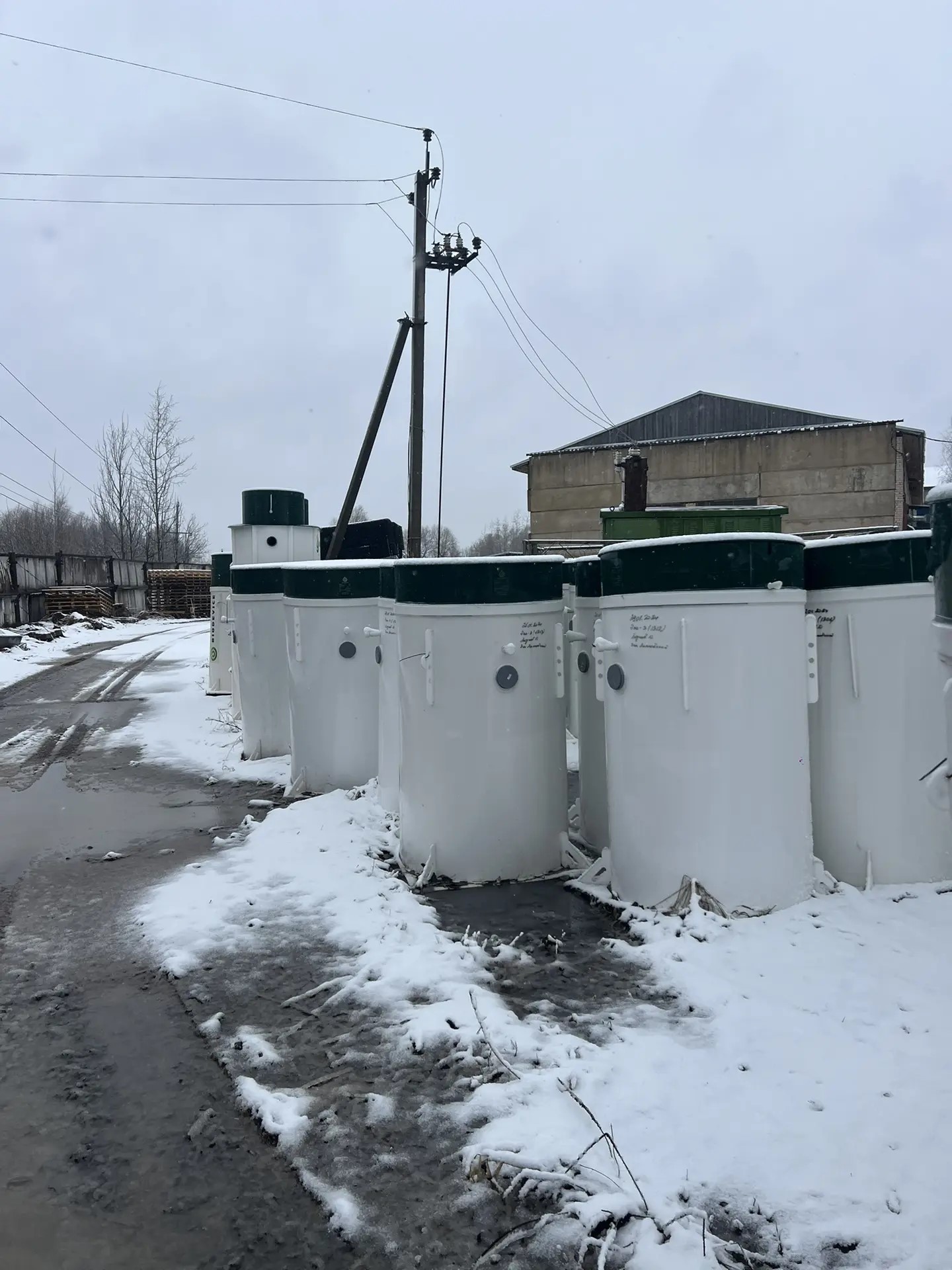 Склад станций зимой, готовы к монтажу